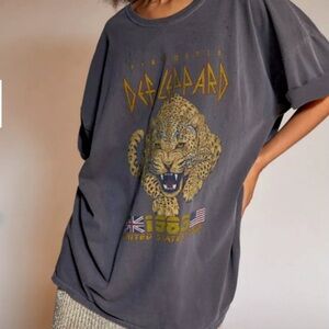 Urban Outfitters Def Leppard Graphic Band TShirt Thrashed Tee Women’s M Oversize